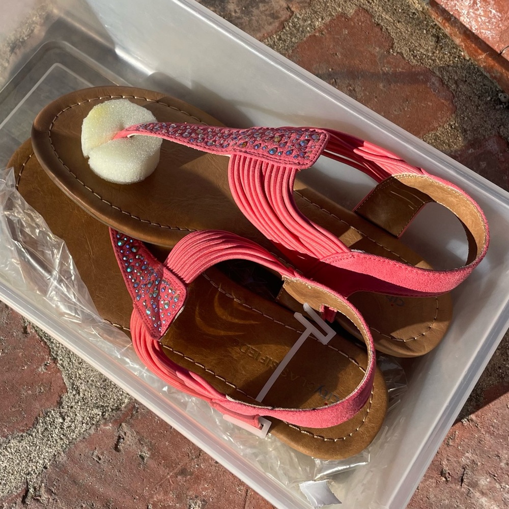 BRAND NEW Women’s Cute Pink Sandals Size 7